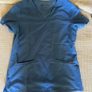 Figs Casma 3 pocket Blue Scrub Top size small